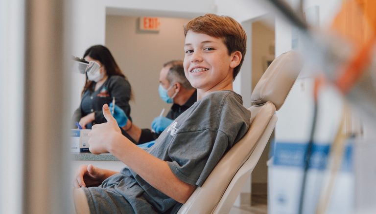 Jak zęby u dzieci wyrzynają się i wypadają w ciągu dnia